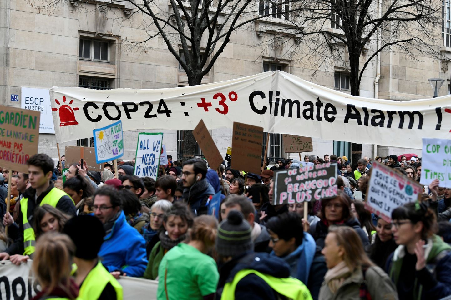 Francijā notiek demonstrācija, mudinot valdību aktīvāk rīkoties, lai novērstu klimata pārmaiņas