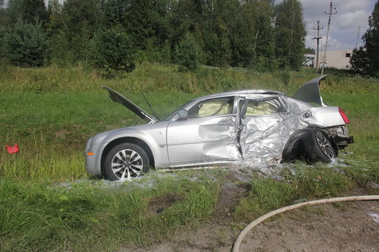 Bussi ja sõiduauto kokkupõrkes said viga autos viibijad.