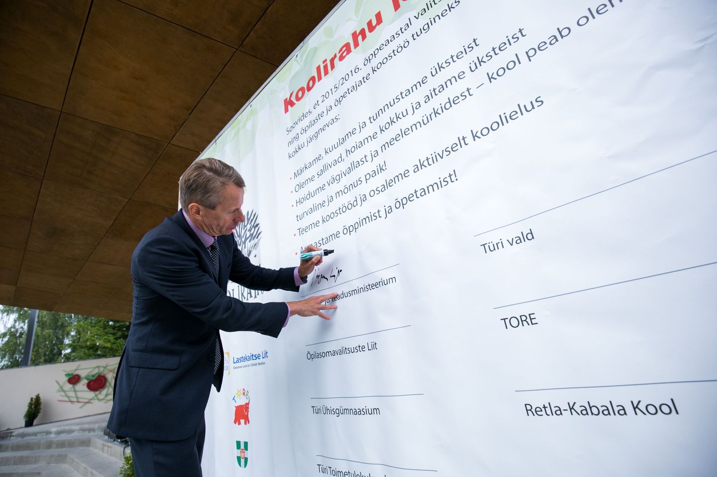 1. septembril 2015. aastal kuulutati koolirahu välja Türil. Pildil annab koolirahu lepingule allkirja toonane haridusminister Jürgen Ligi.