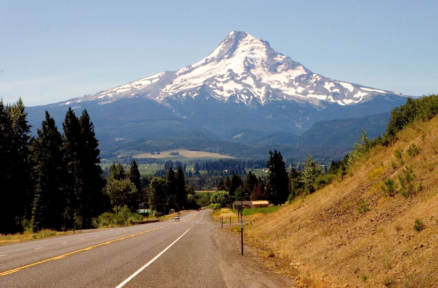 Oregoni kõrgeima mäe Mount Hoodi lähiümbrus on ainus koht USA põhiterritooriumil, kus suvel saab mööda igilund suusatada.