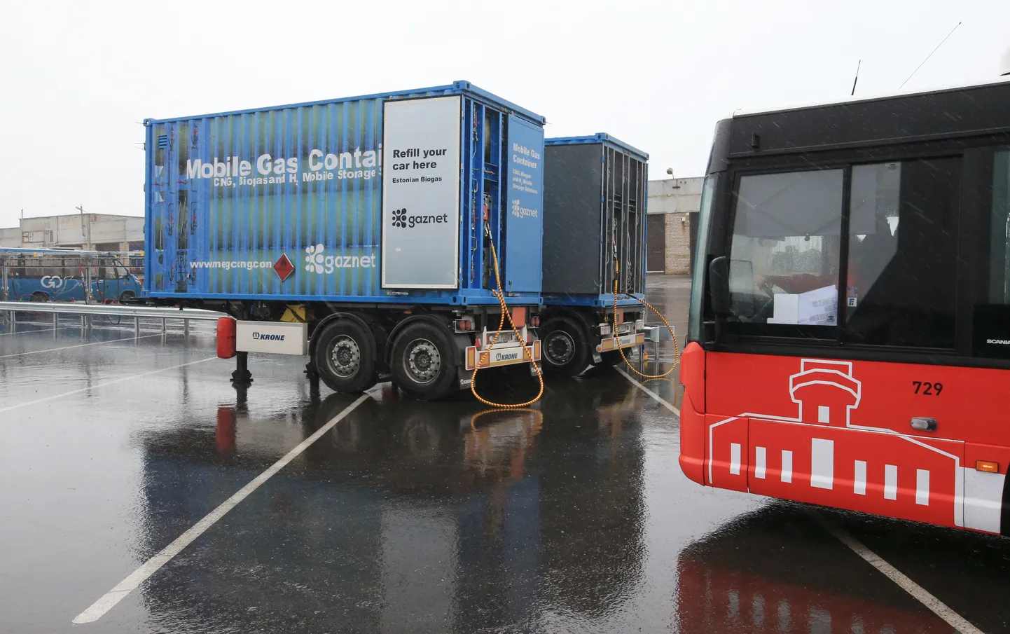 Mobiilsed gaasikonteinerid Alexela gaasitanklas Ringtee tänaval.