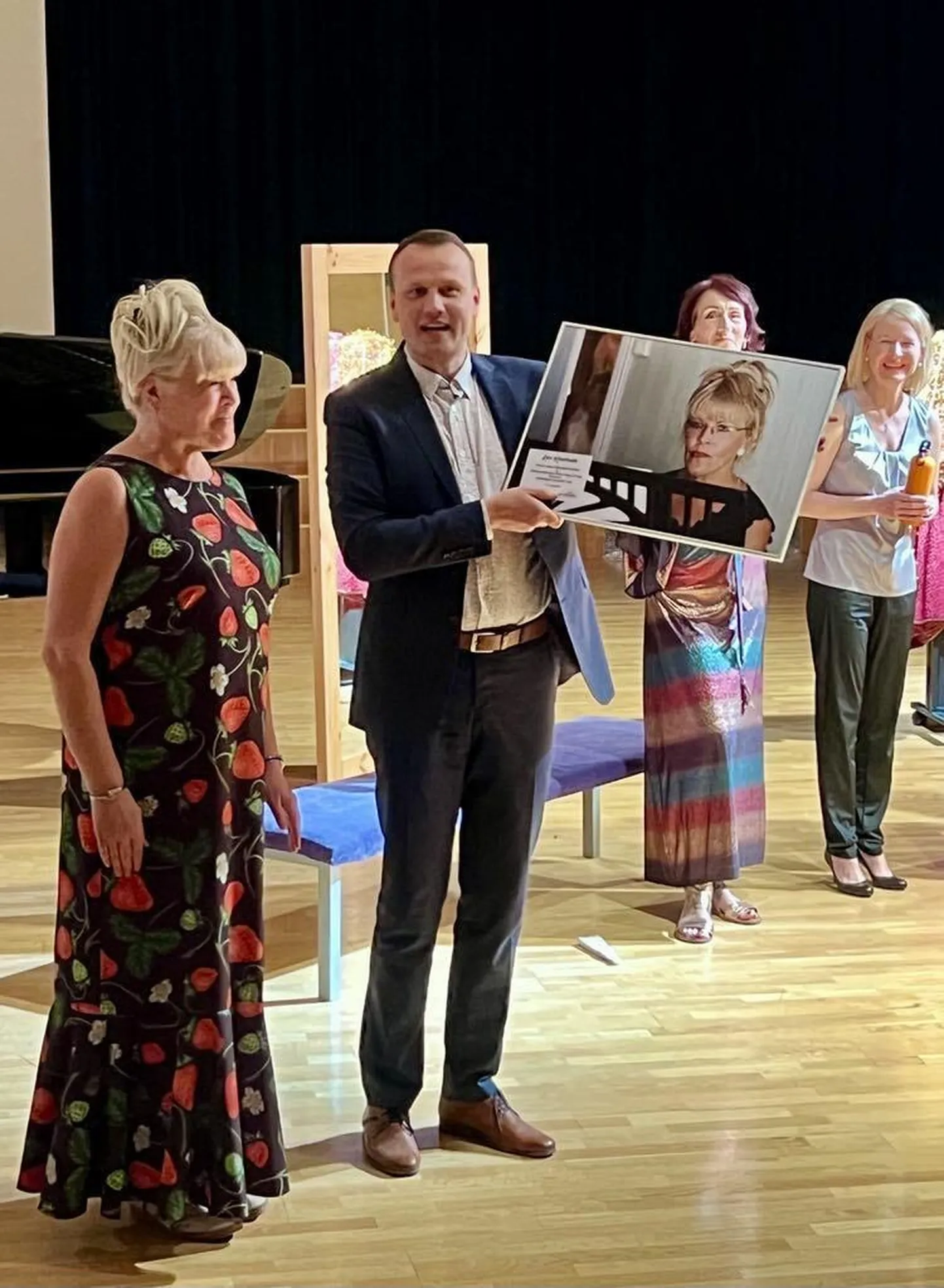 Ene Rindesalu on 20 aastat muusikaakadeemia tudengeid Suure-Jaani muusikafestivalile esinema toonud. Festivali korraldaja Priit Toobal andis talle tänutäheks temast tehtud foto. Pildil on tema selja taga akadeemia ooperistuudio juhendaja Pirjo Levandi ja pianist-repetiitor Ave Wagner.