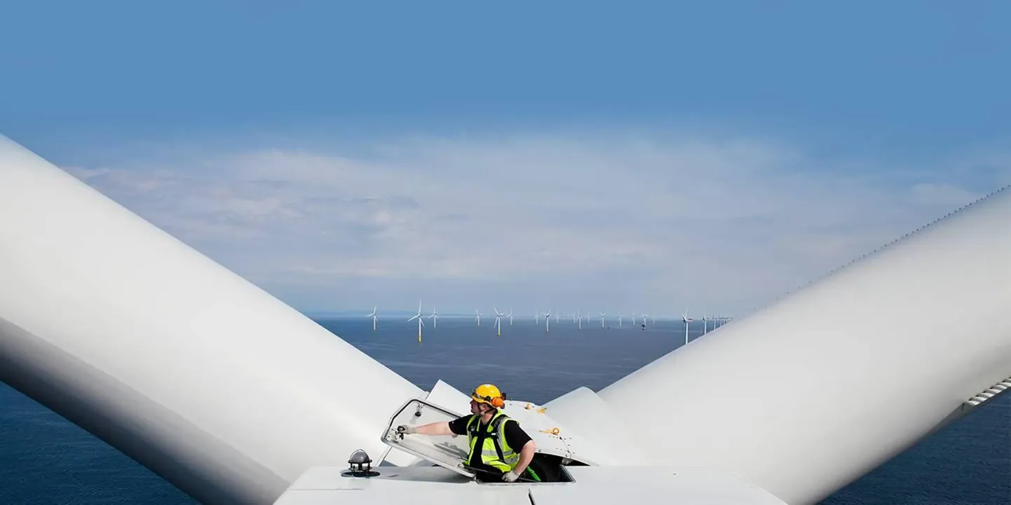 Töömees Siemens Gamesa avamereturbiini otsas.