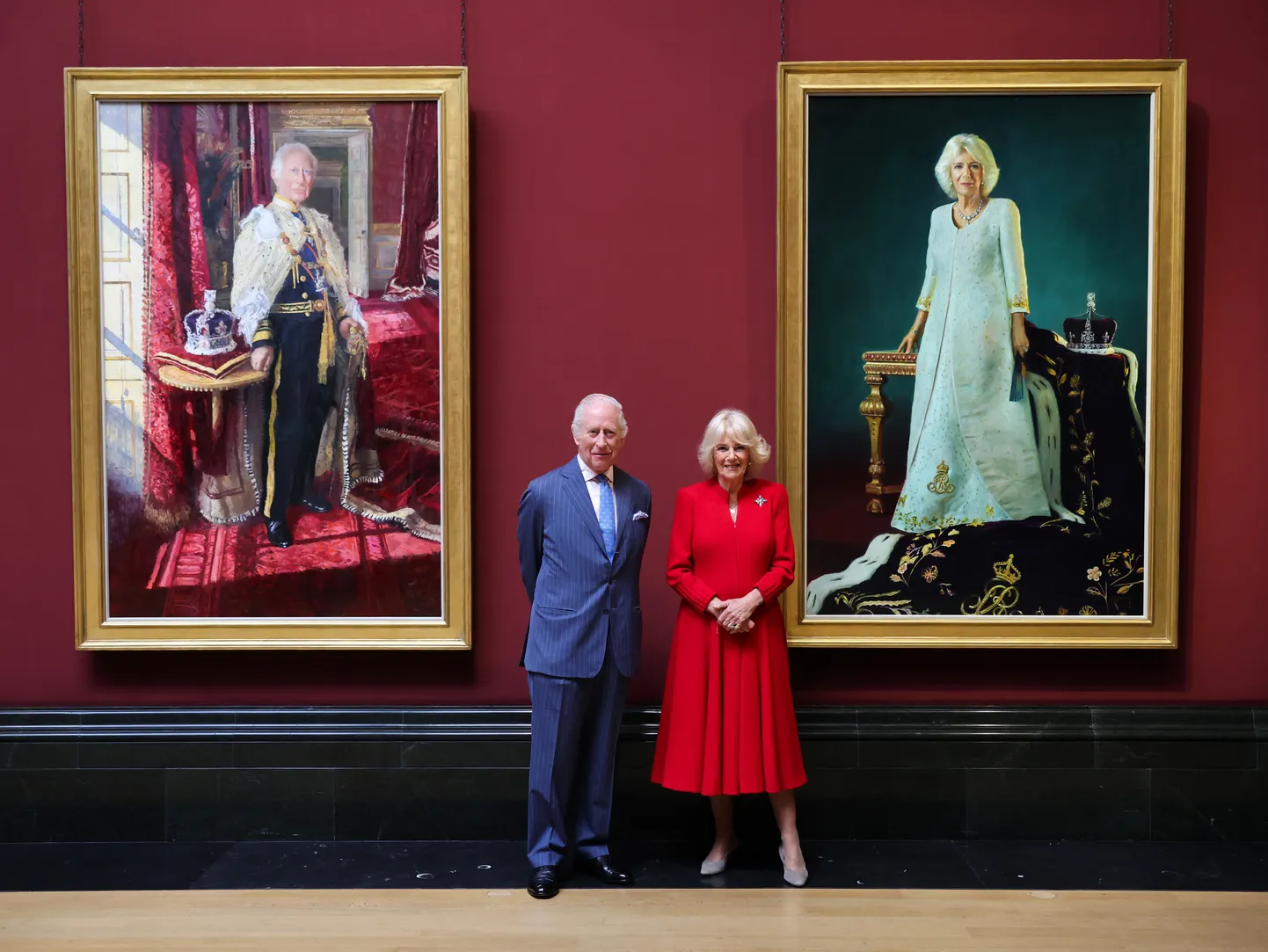 Kuningas Charles III ja kuninganna Camilla Londonis Rahvusgaleriis.