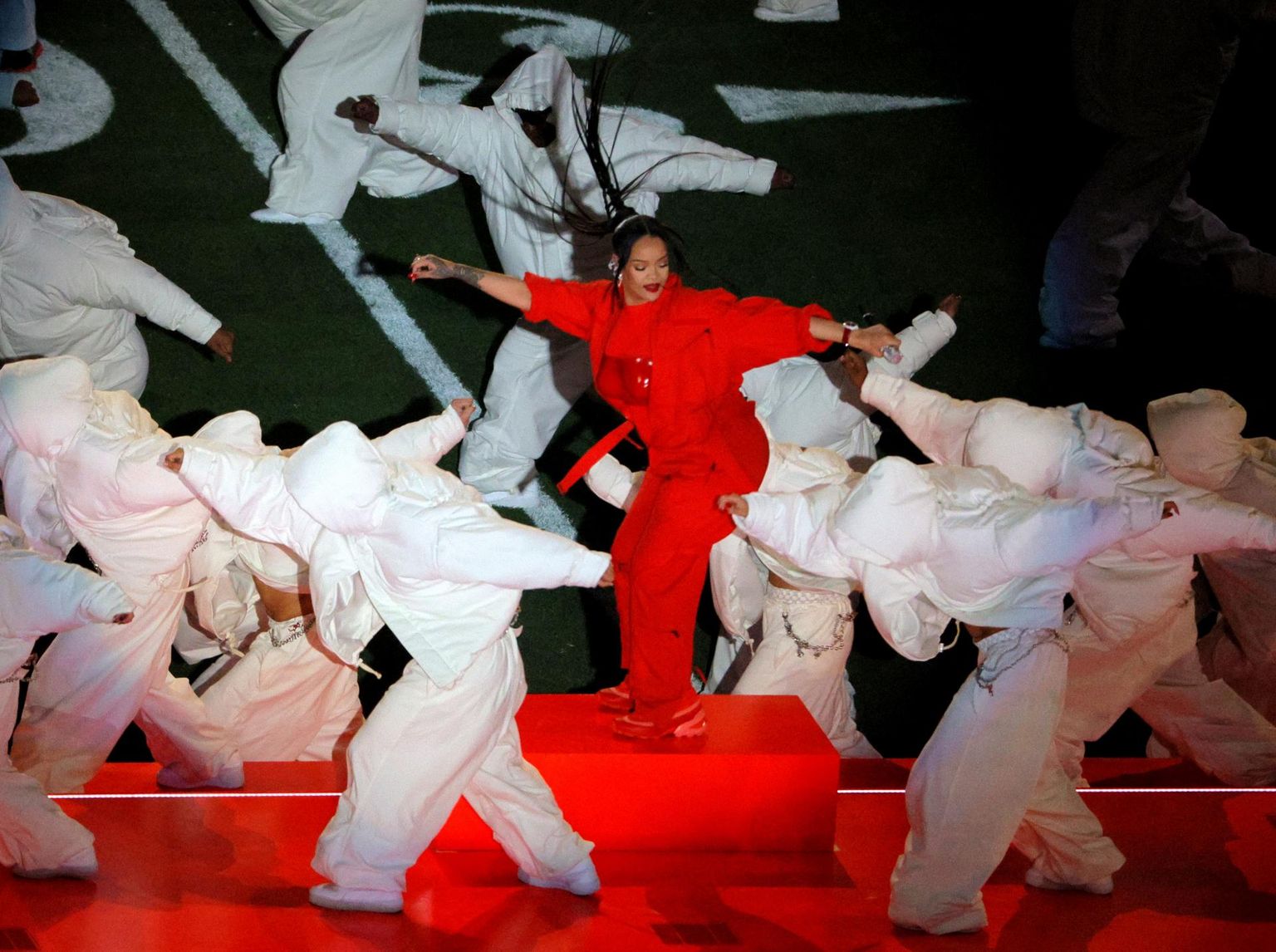 Rihanna esinemas NFLi 57.Super Bowlil. REUTERS/Caitlin O'hara FOTO: Caitlin O'hara