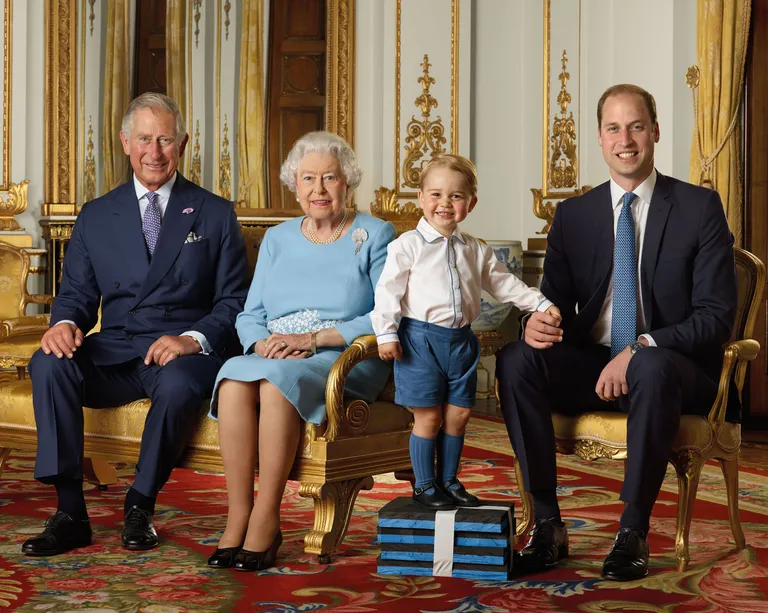 Kuningliku pere ametlik portee, (vasakult paremale) prints Charles, kuninganna Elizabeth II, prints George ja prints William.