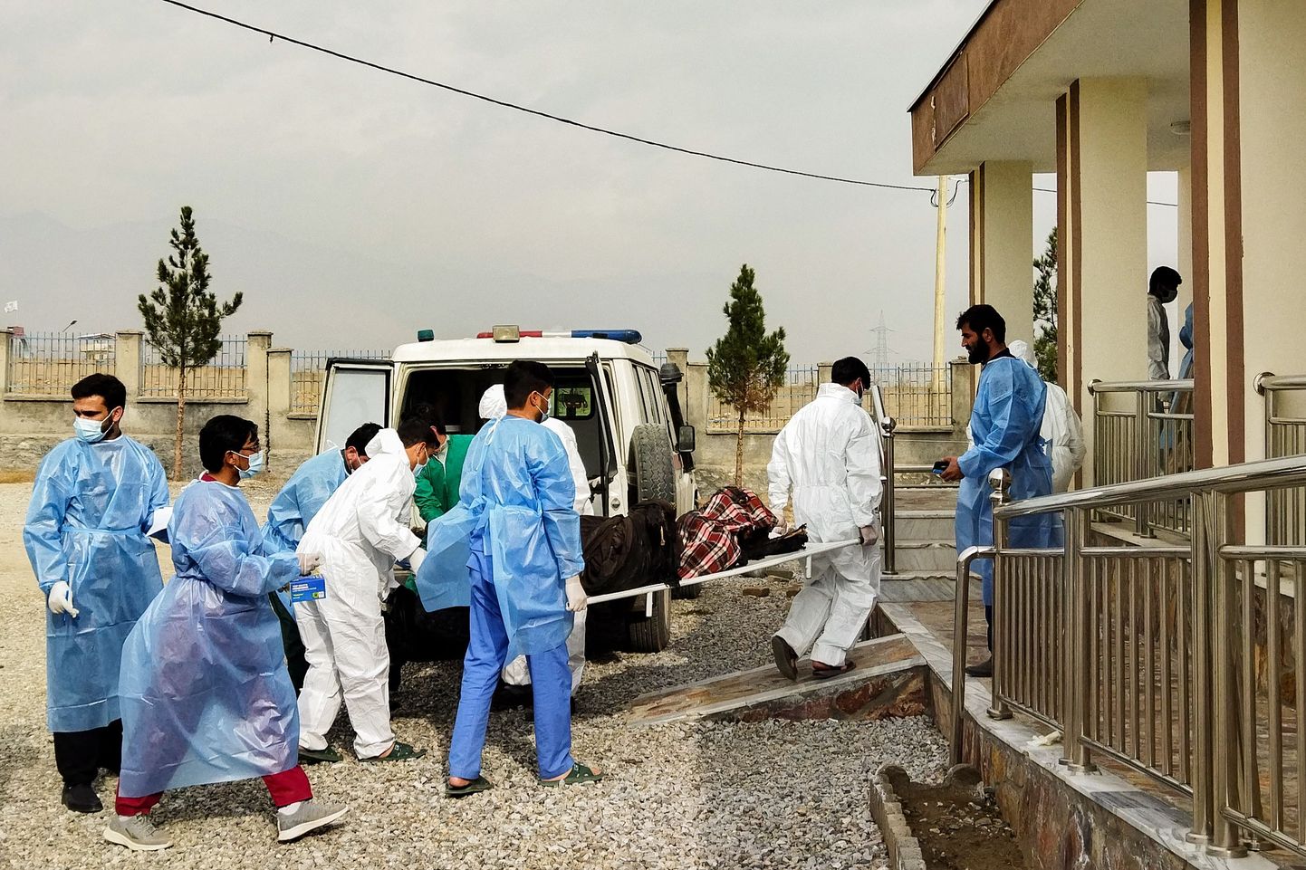 Afganistani meedikud tegelemas kütuseveokiplahvatuse ohvritega.