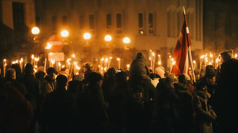 MEKLĒ SEVI ⟩ Rīgas ielas izgaismo 18. novembra lāpu gājiens