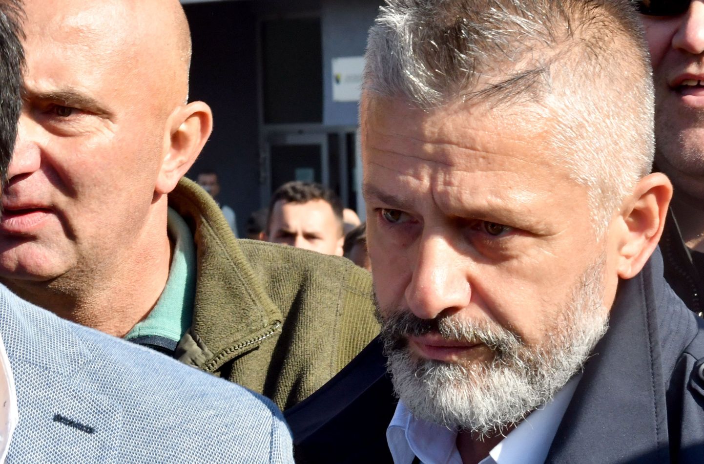 Bosnia endine sõjaväeülem Naser Orići lahkumas Sarajevos kohtust mullu sügisel.