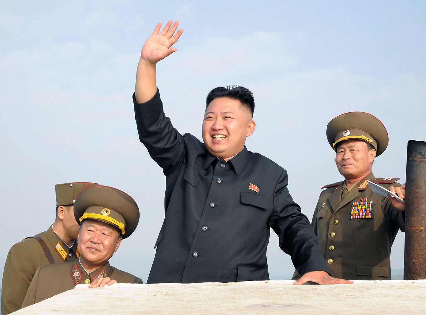 Korea RDV liider Kim Jong-un sõjaväelaste keskel.