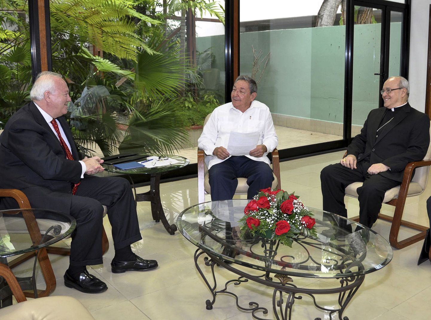 Vasakult paremale: Hispaania välisminister Miguel Angel Moratinos, Kuuba president Raul Castro ja Kuuba kardinal Jaime Ortega.