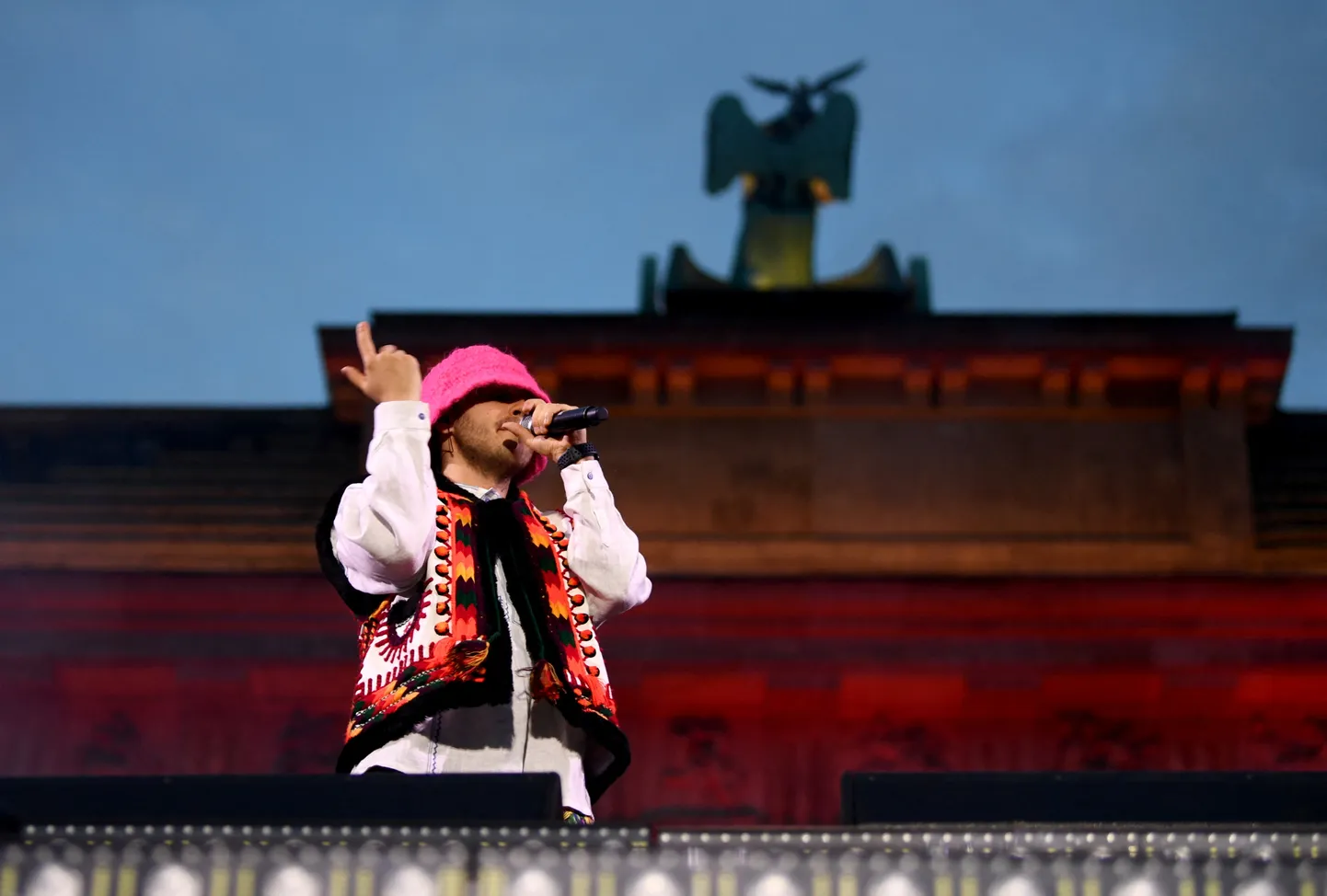 Bänd esines Berliini Brandenburgi väravas heategevuskontserdil