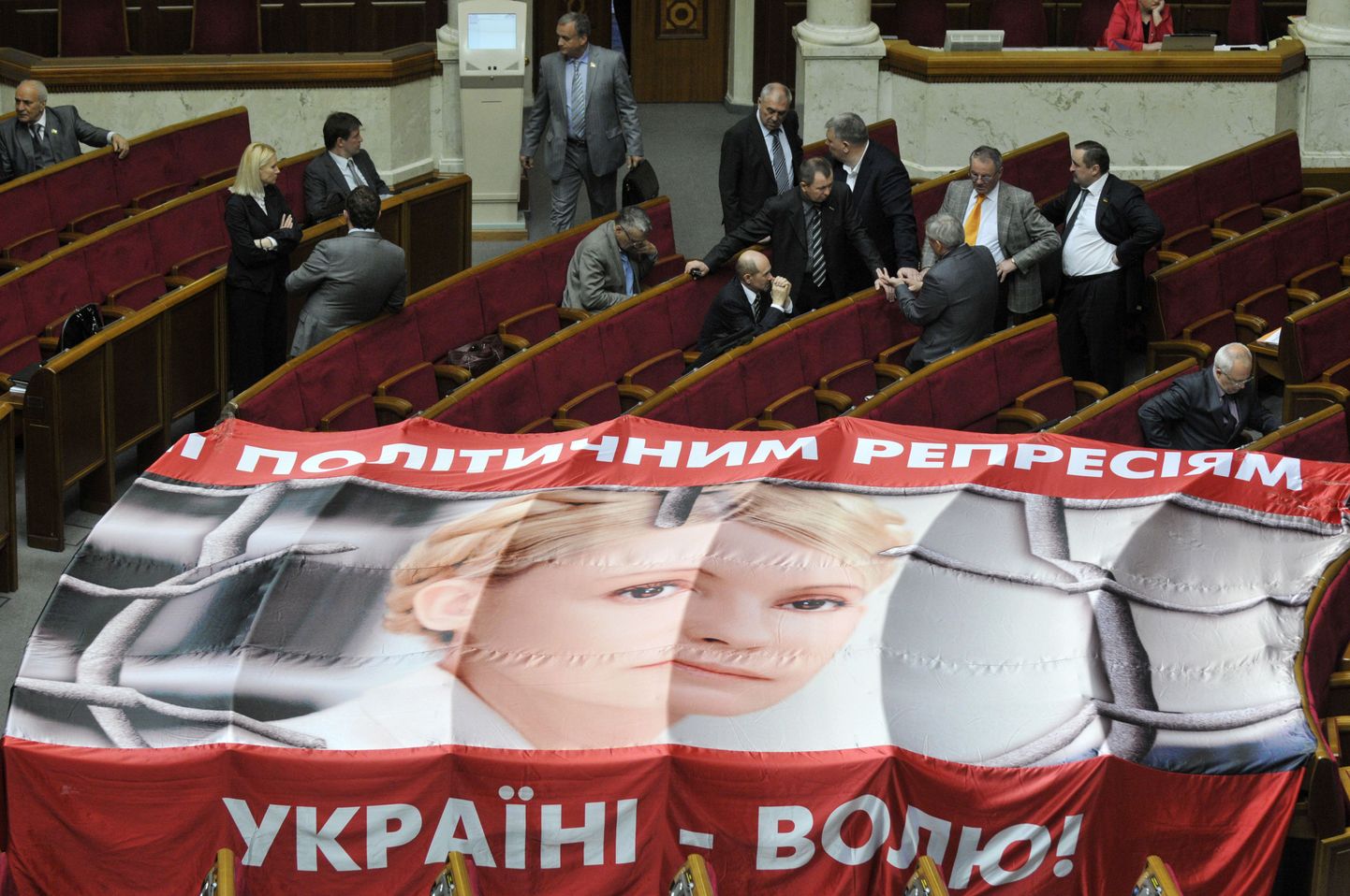 Julia Tõmošenko näopildiga plakat katab ülemraada saadikute toole, kus tavaliselt istuvad tema erakonnakaaslased.