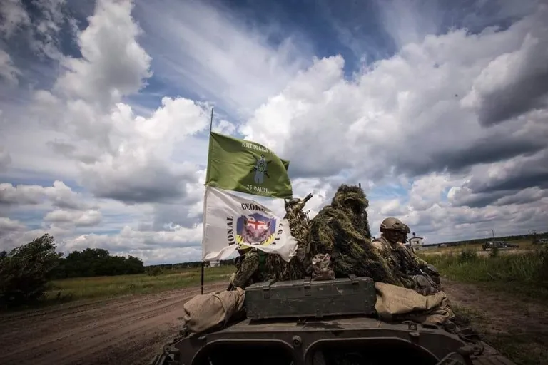 Бойцы Грузинского легиона выдвигаются на боевую позицию в Украине.