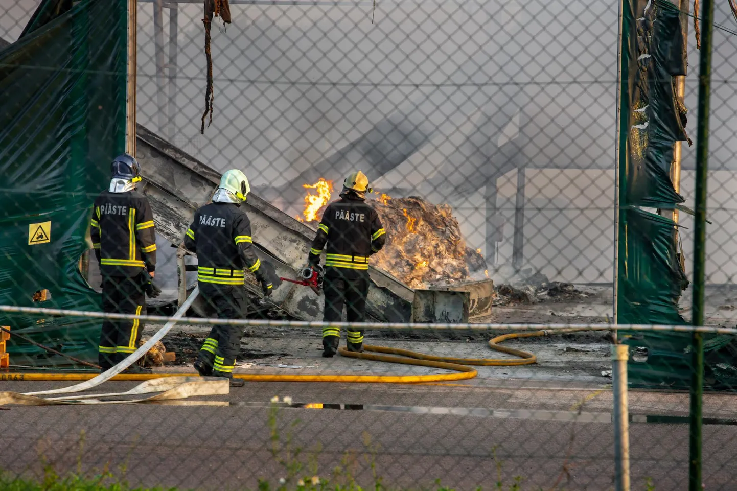 Süüdistuse järgi lõikas 36aastane mees möödunud aasta septembris sorteerimisjaama territooriumile pääsemiseks seda ümbritsevasse võrkaeda augu ja põhjustas neljapäevase vahega kaks tulekahju.