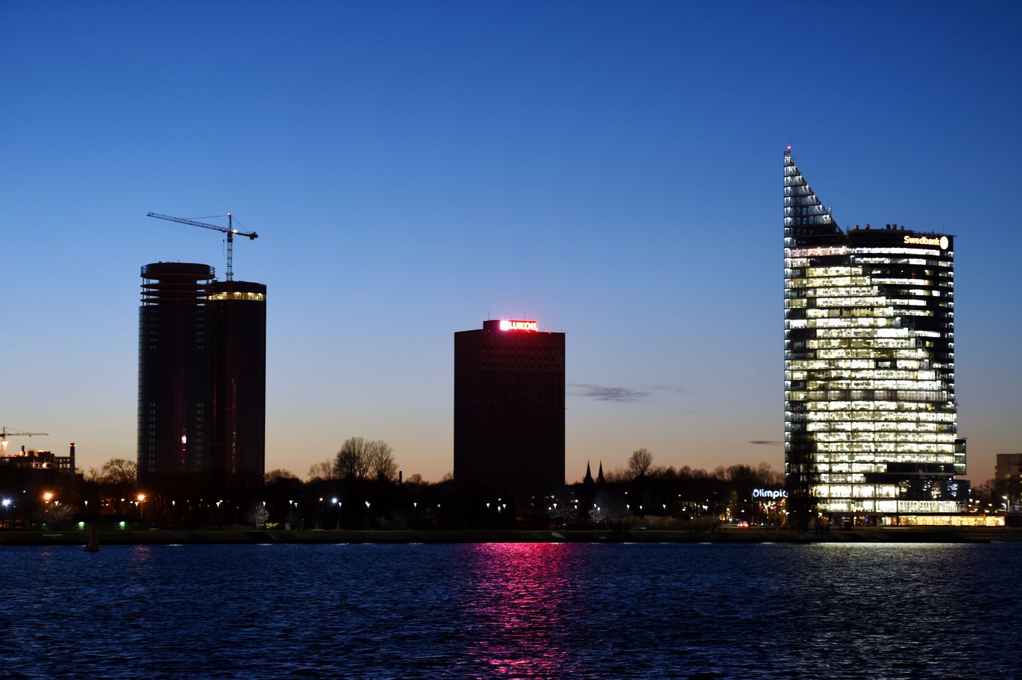 Augstceltņu kompleksu "Z-Towers" (no kreisās), preses nams un "Swedbank" administratīvā ēka "Saules akmens".