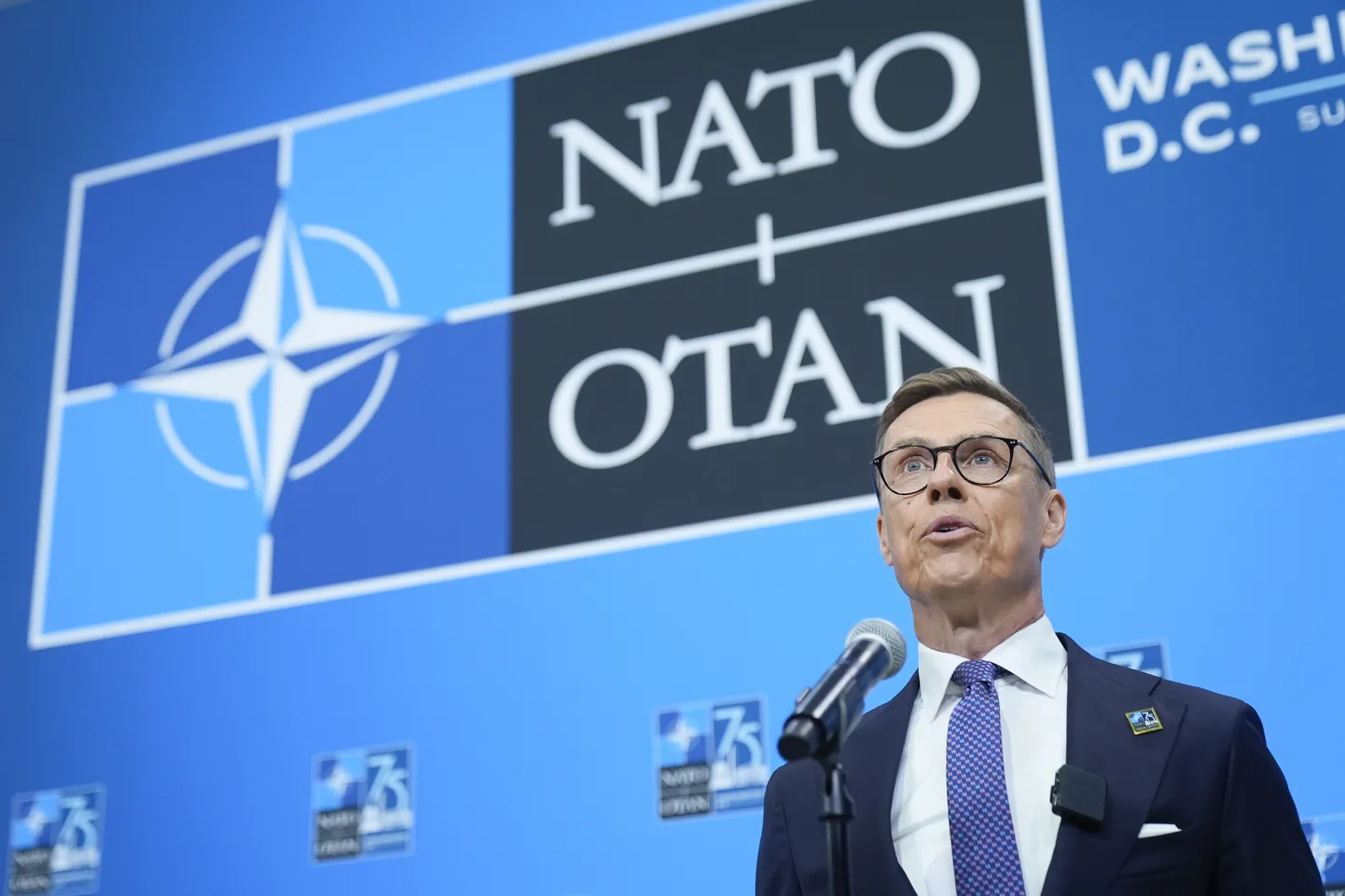 Soome president Alexander Stubb kõnelemas NATO tippkohtumisel.