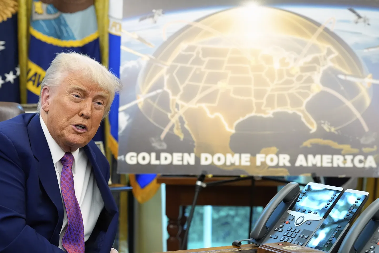 USA president Donald Trump oma raketikilbi kava tutvustamas.