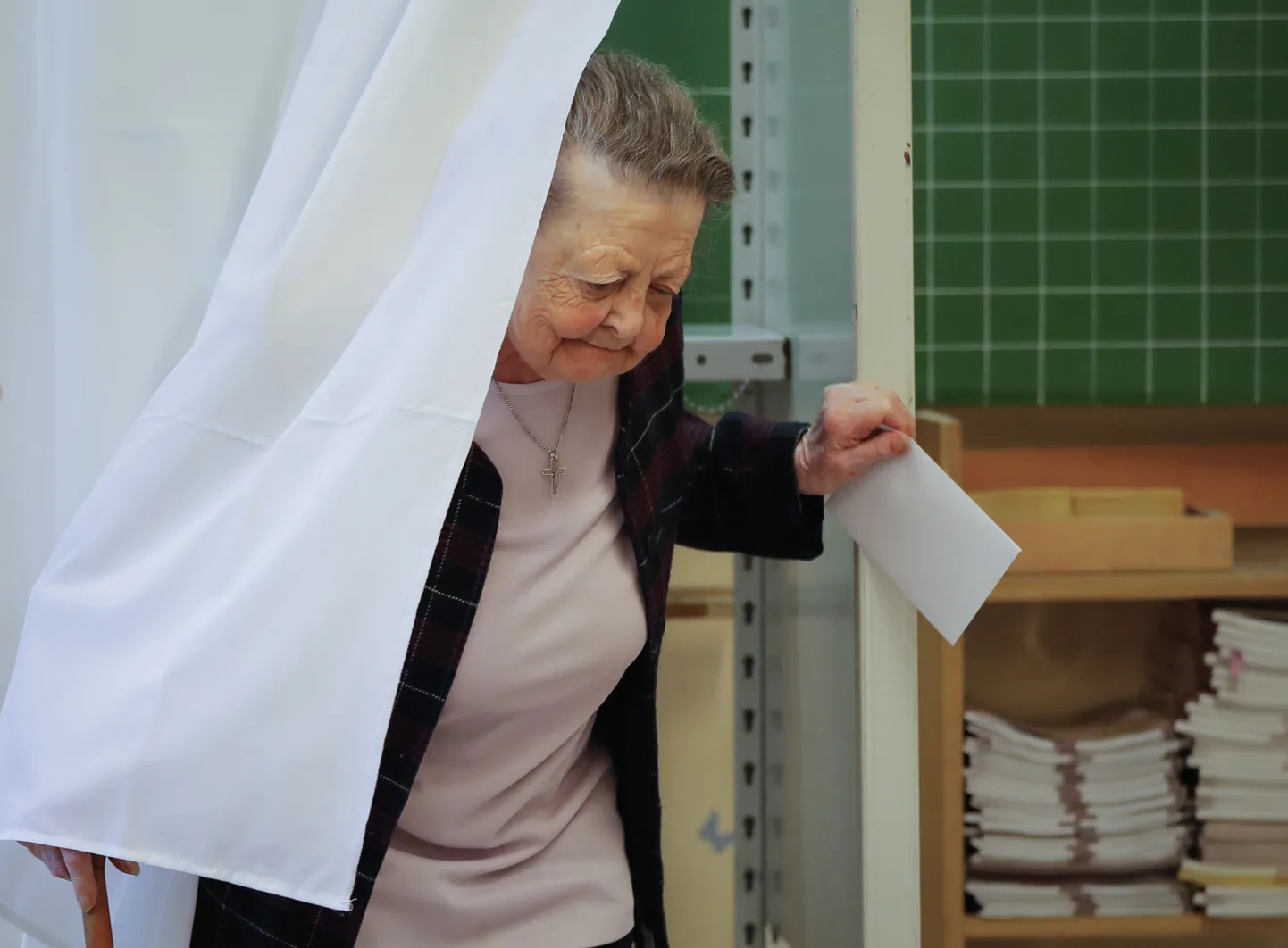 Ungarlanna täna hääletuskabiinist väljumas.