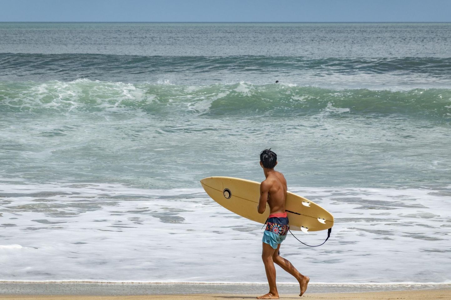 Surfiturist Seminyaki rannas Bali saarel, mis külalisi enne 2021. aastat tagasi ei oota.