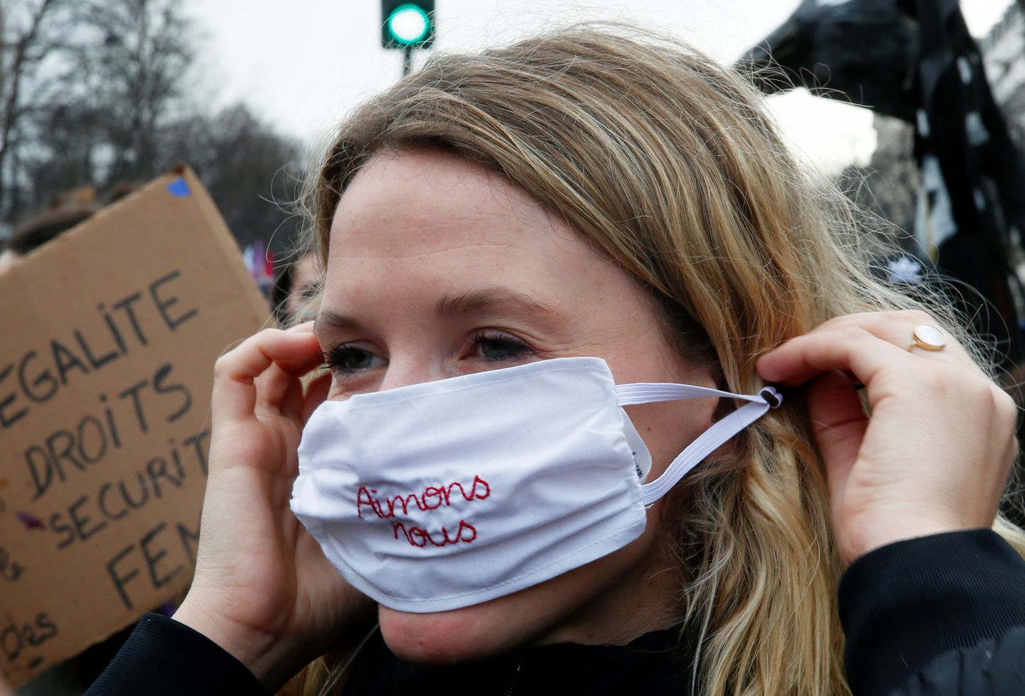 Maskiga naine
REUTERS/Pascal Rossignol