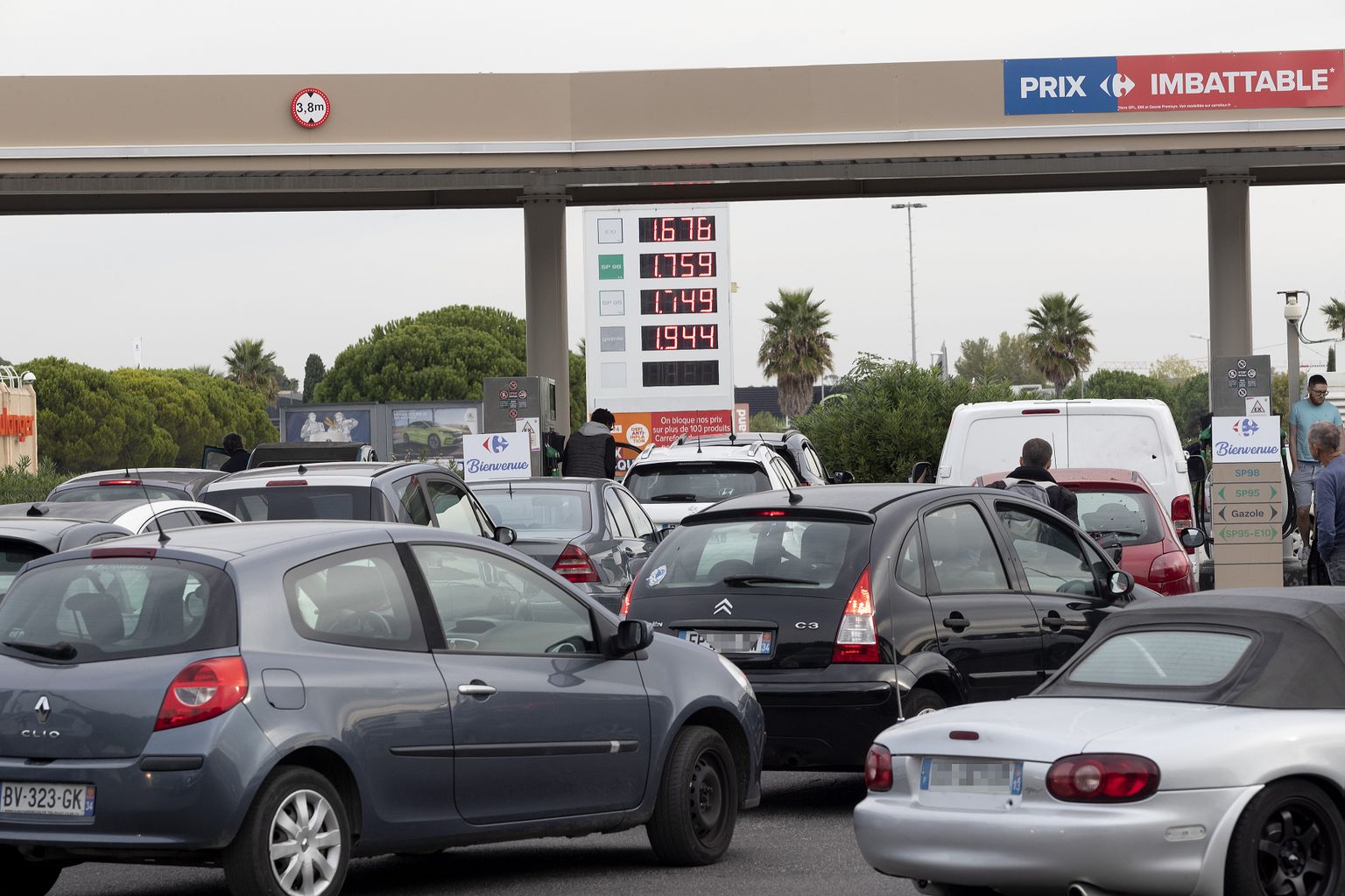 Autod Prantsusmaal kütusejärjekorras.