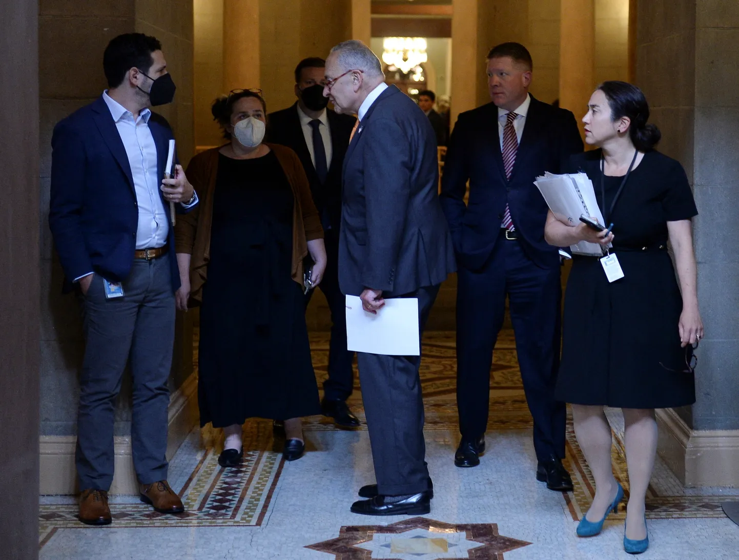 Senati enamuse liider, New Yorgi osariigi demokraadist senaator Chuck Schumer vestleb 21. juunil ajakirjanikega Kaptiooliumil.
