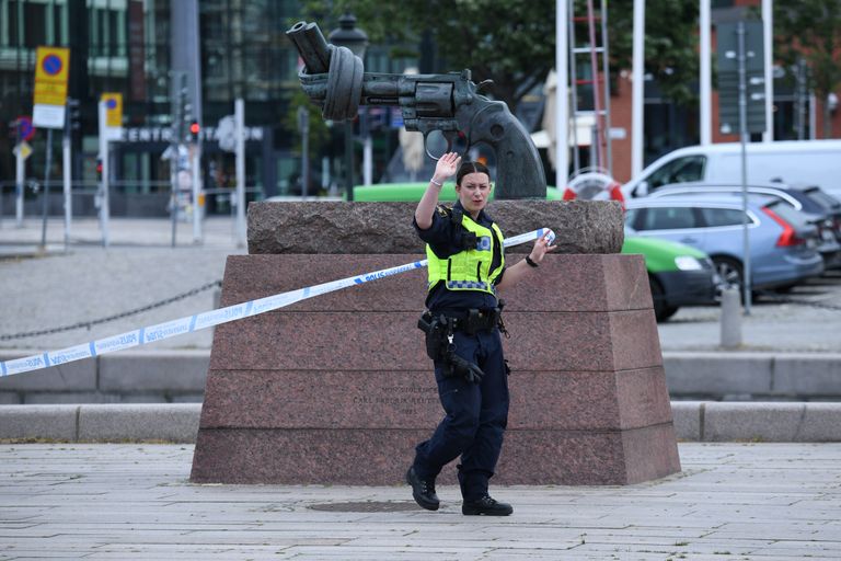 Politseinik Malmö raudteejaama läheduses.