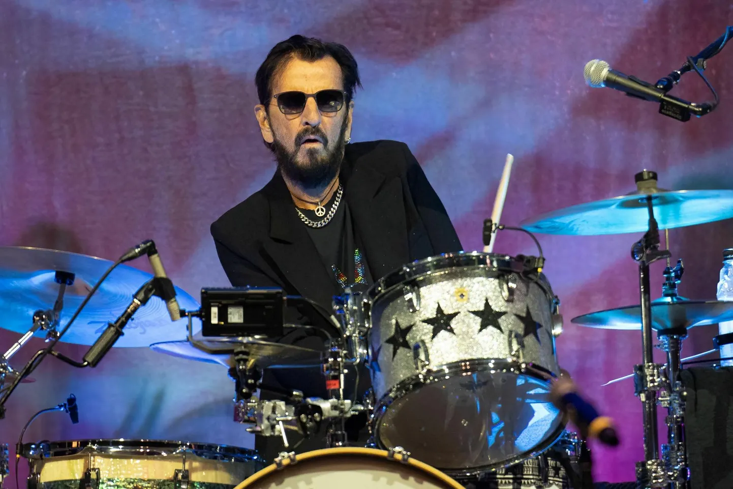 Ringo Starri trummikäsitlust iseloomustab lihtsus ja kindlus. Sellel fotol on ta trummide taga koos oma His All Starr Bandiga Austinis Texases mullu suvel antud kontserdil.
