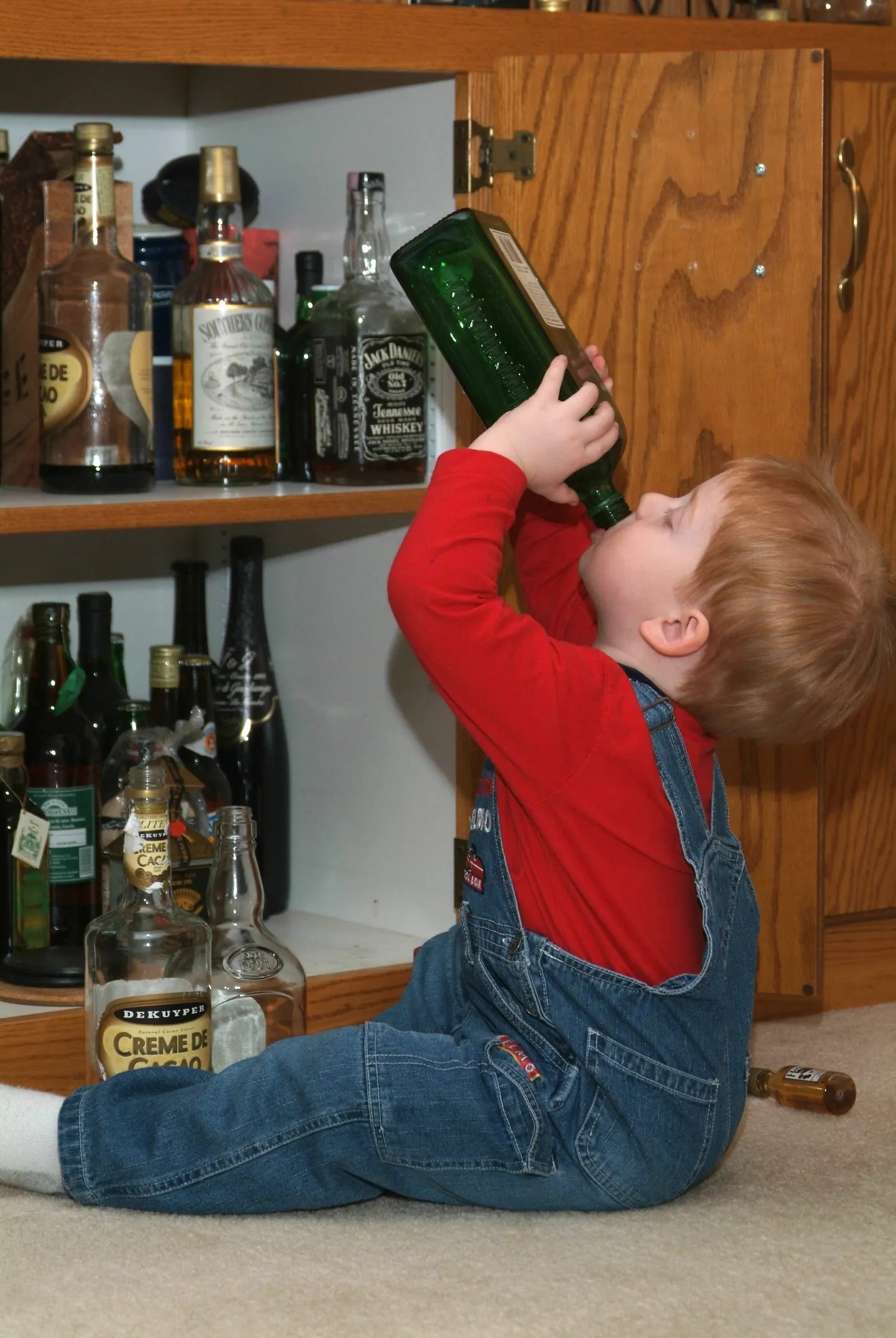Pilt on illustreeriv ja see pudelitele ligi lastud kahene poiss pole selle looga seotud.