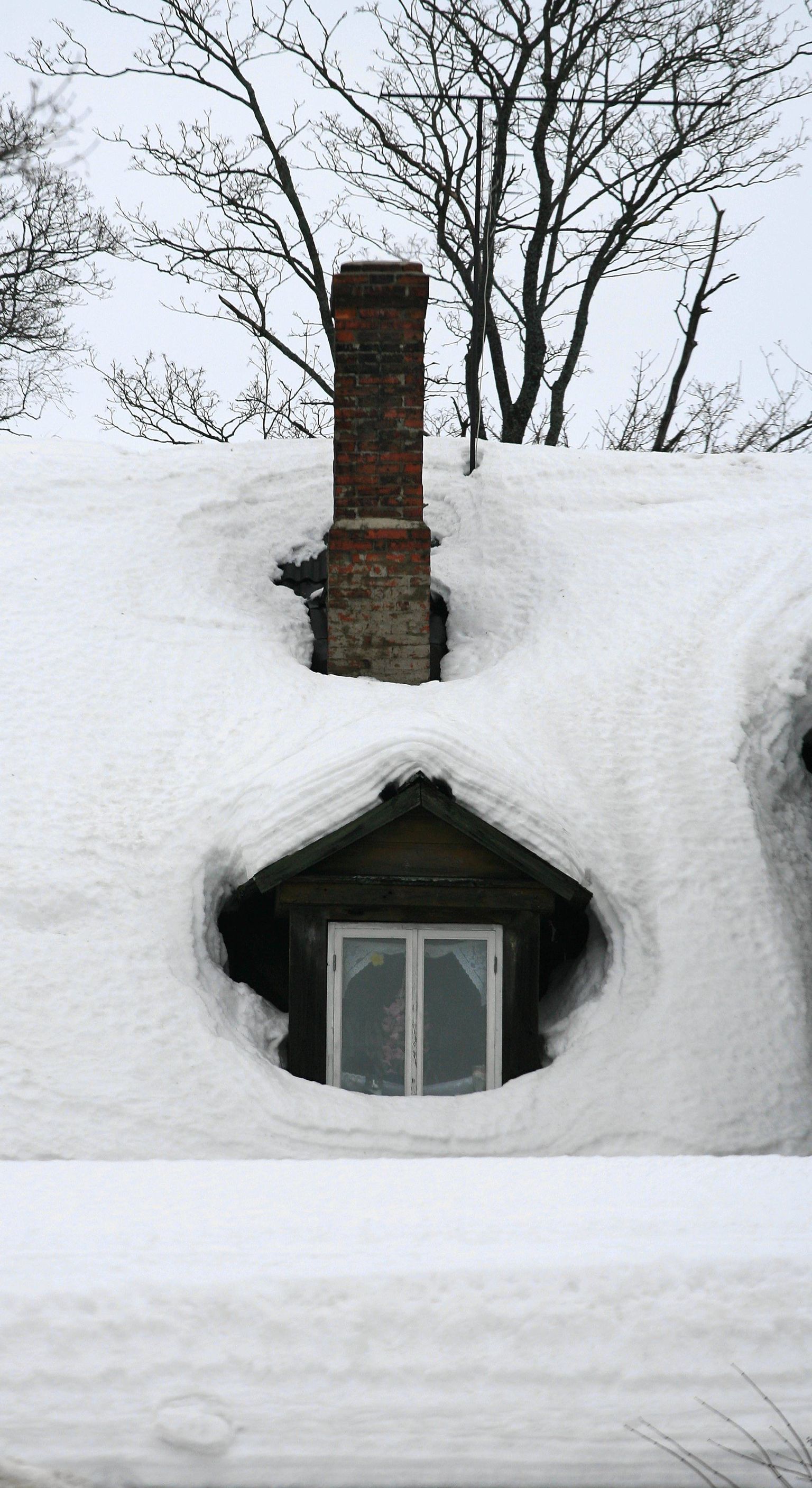 Lumi katusel.