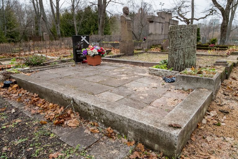 Kunstlillede ja kiviplaatidega kaunistatud haud Siselinna kalmistul. Selline haud püsib korras ka siis, kui selle juurde sageli ei jõua. Foto: Mihkel Maripuu