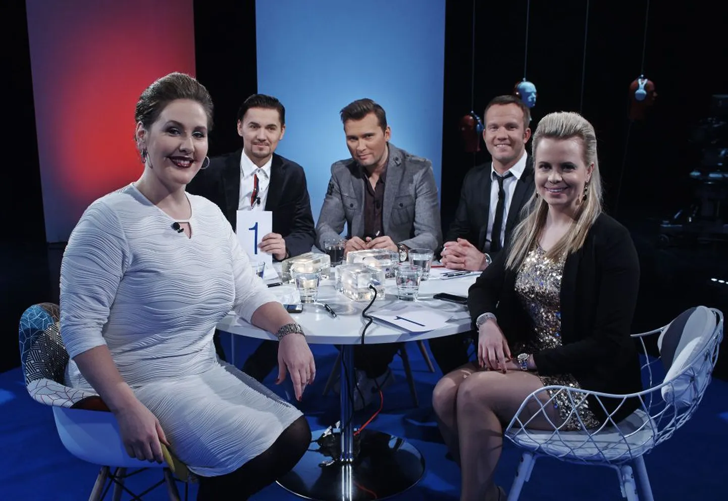 Eurovisiooni võistluslugusid kommenteerib muusikutest koosnev sõpruskond - Koit Toome, Lauri Liiv, Lauri Pihlap, Kaire Vilgats ja Nele-Liis Vaiksoo.