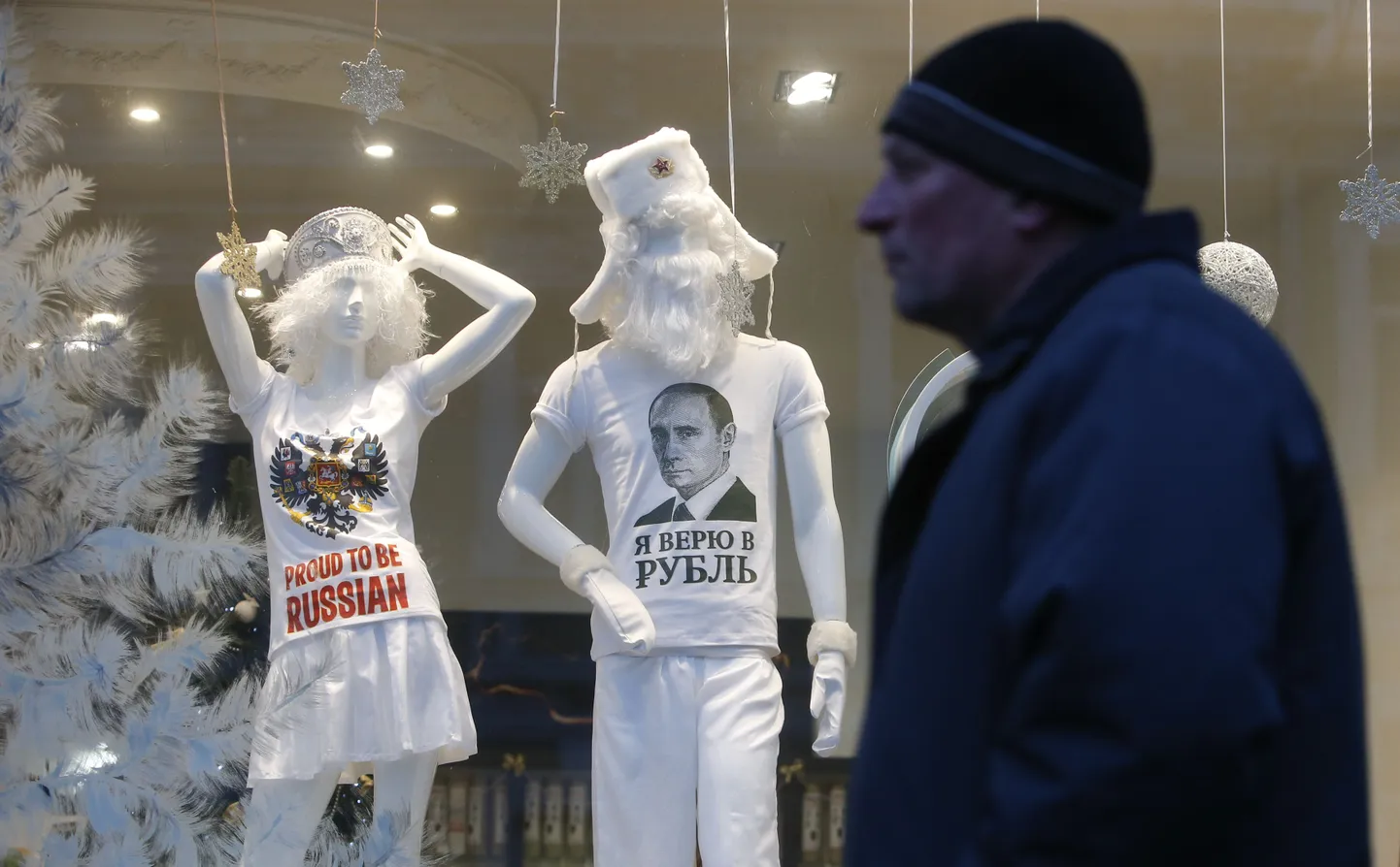 «Usun rublasse» teatab Putini pildiga särk mannekeeni seljas Moskva kaupluse vaateaknal. Rublasse usu tugevdamiseks on Vene valitsus ja keskpank rakendanud välisvaluuta kauplemist kontrollivaid meetmeid.