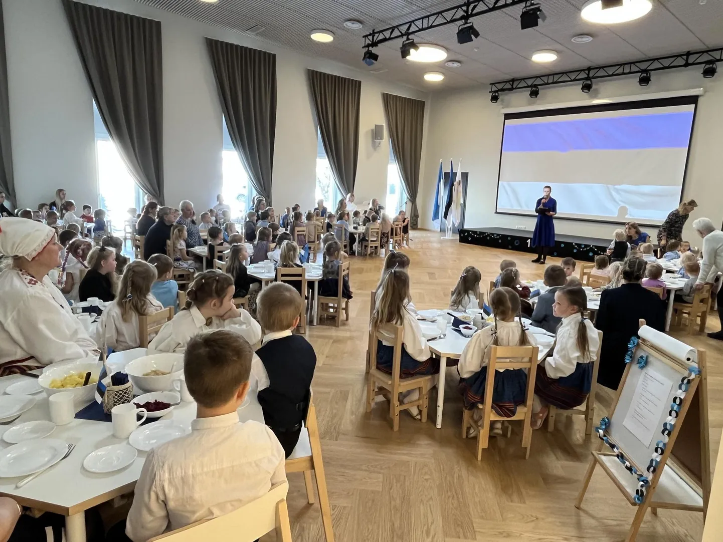 Lasteaed tähistas lähenevat iseseisvuspäeva ühise lõunasöögi ja kontserdiga.
