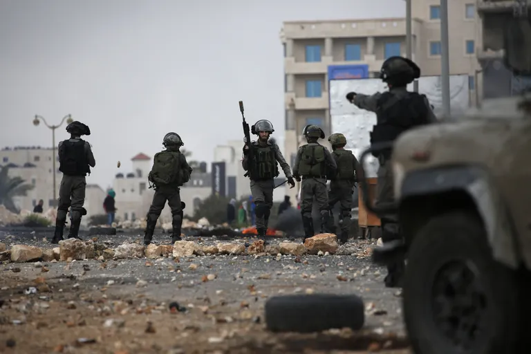 Iisraeli sõdurid Ramallah's vastamisi kivisid loopivate palestiinlastega.