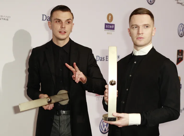 Teo Hačkrafts (no kreisās) un Adams Andersons ar saņemto "Echo Music Awards" balvu Berlīnē, 2011. gadā.