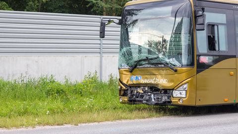 Avtobus Hansaliinide trčil v osebni avtomobil v Tartuju