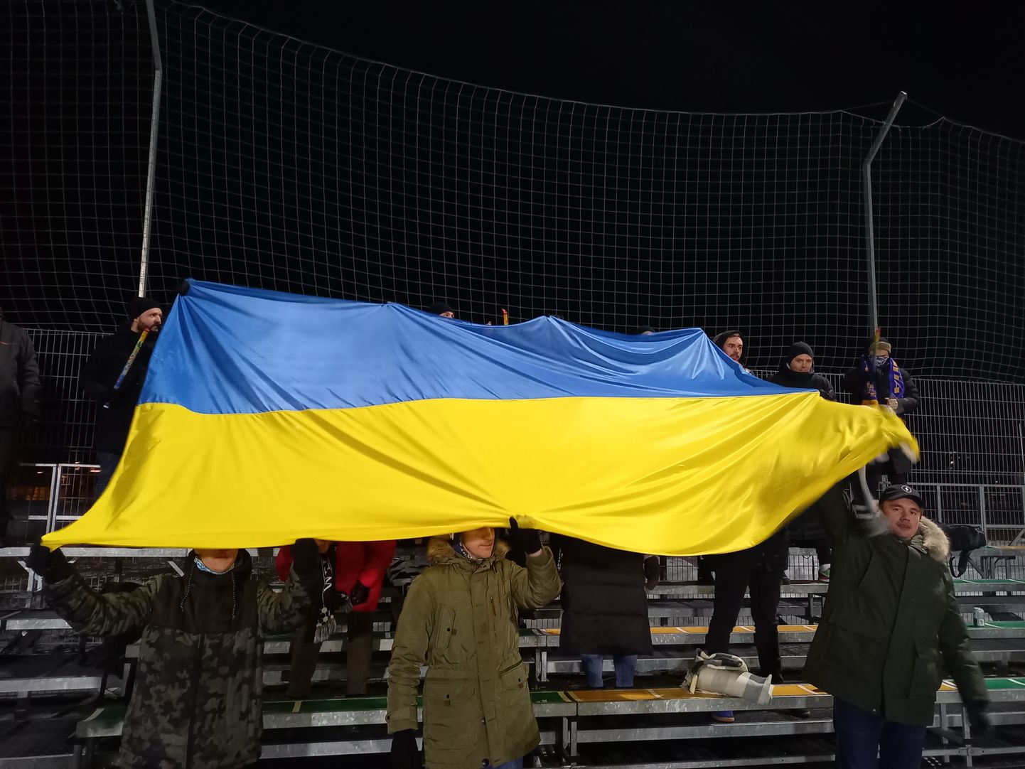 Tartu Kalevi Jalgpalliakadeemia ja Tartu JK Welco mängul lehvitasid Welco poolehoidjad Ukraina toetuseks nende riigilippu.