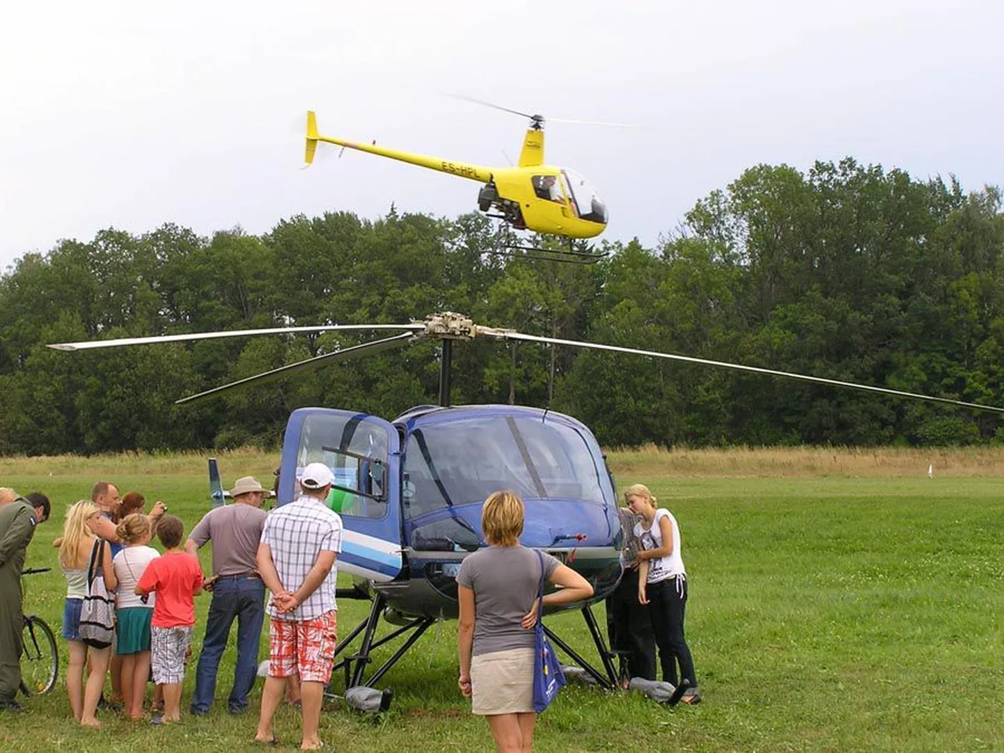 Karksi lennuväljal oli kohal politsei- ja piirivalveameti helikopter (esiplaanil) ning huvilende tegi kopter Robinson-22.