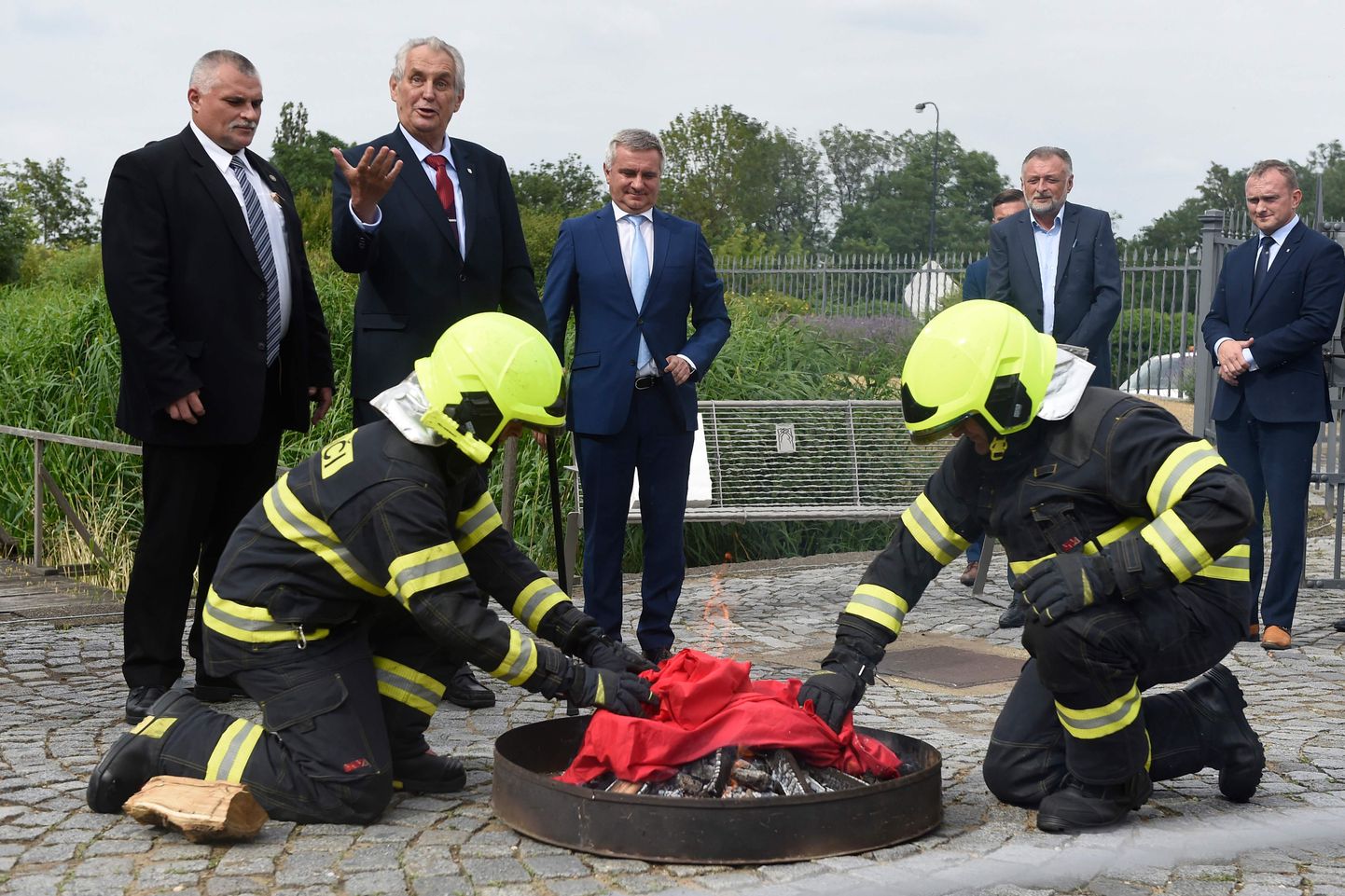 Miloš Zeman demonstratiivselt aluspükse süütamas.