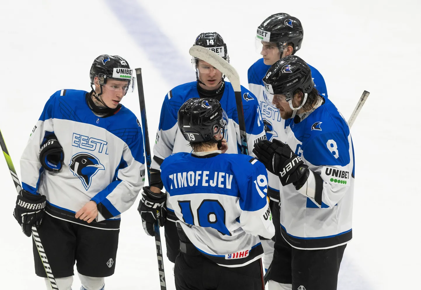 Eesti jäähokimeeskonna 31-aastane kapten Robert Rooba (paremal) jagab nõuandeid noorematele kolleegidele (vasakult) Maksim Burkovile (18), David Timofejevile (18), Daniil Kulintsevile (22) ja Rico-Marder Veljale (20).
