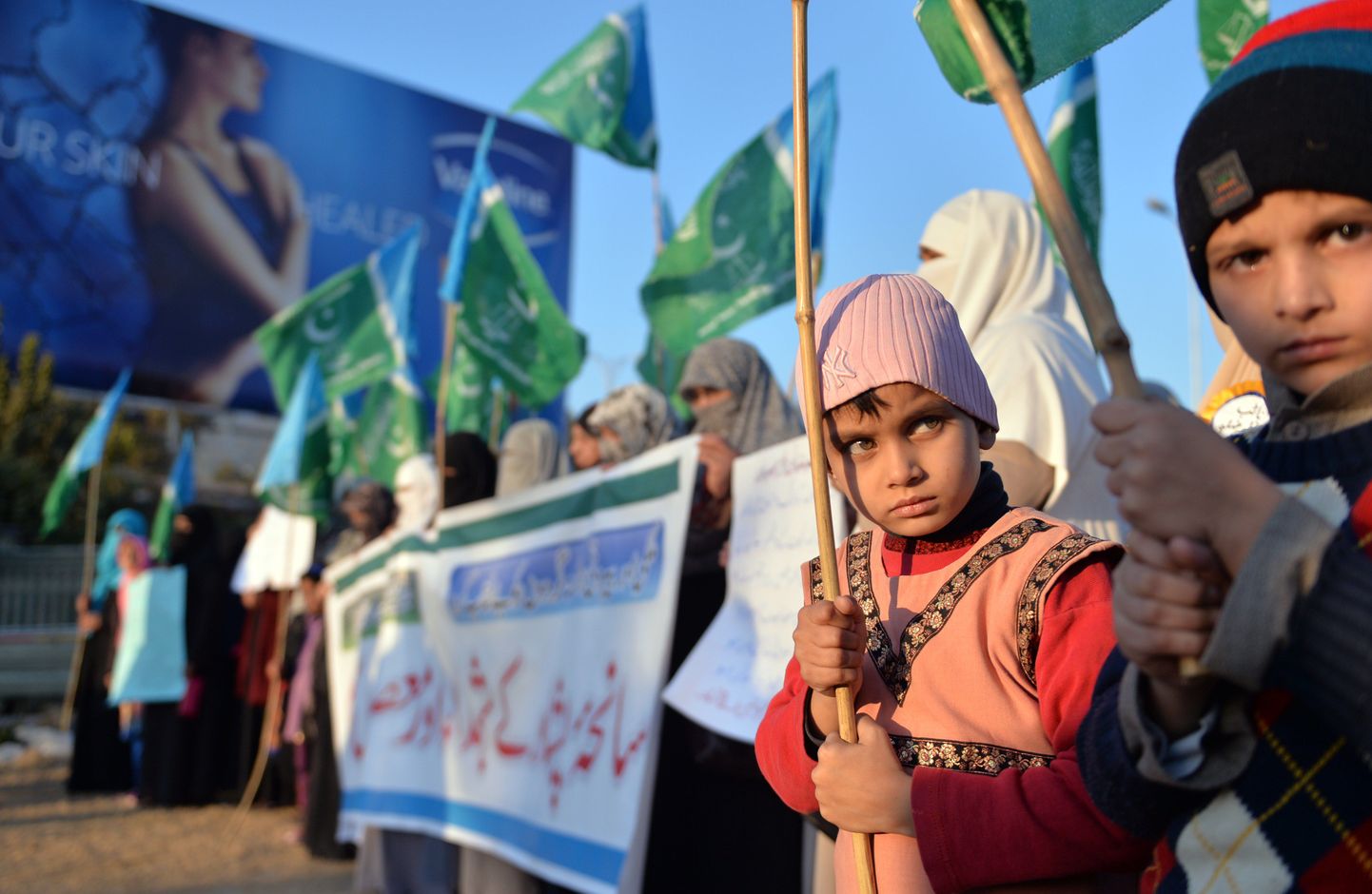 Lapsed hoiavad lippe 26. detsemrbil korraldatud meeleavaldusel Islamabadis, kus avaldati meelt Talibani korraldatud veresauna vastu sõjaväekoolis Peshawaris.