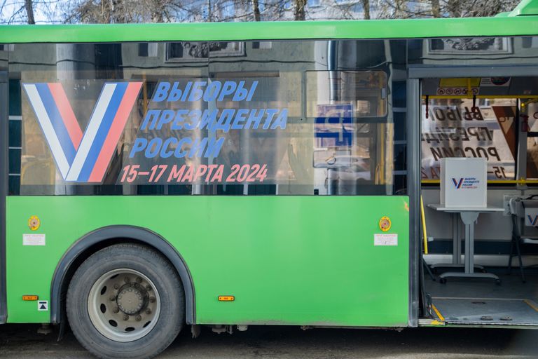 Автобус со спорной символикой, который подогнали к пограничным переходам для голосования россиян, которые живут в Эстонии.