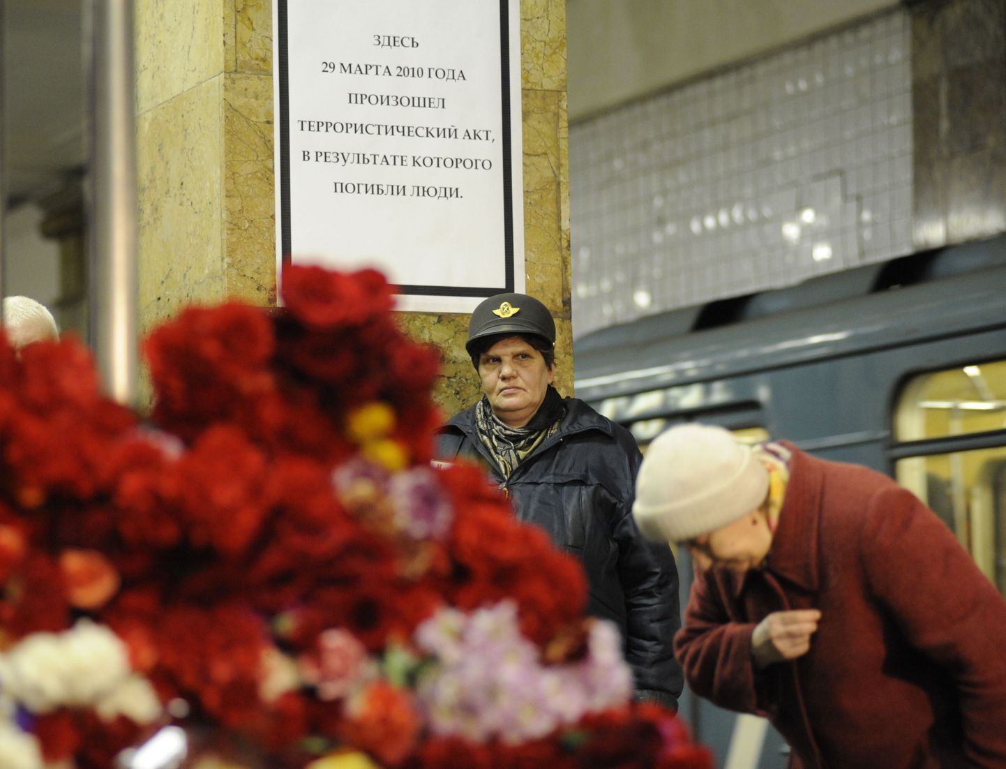 Lilled ja mälestustahvel hukkunutele metroojaamas Park Kulturõ