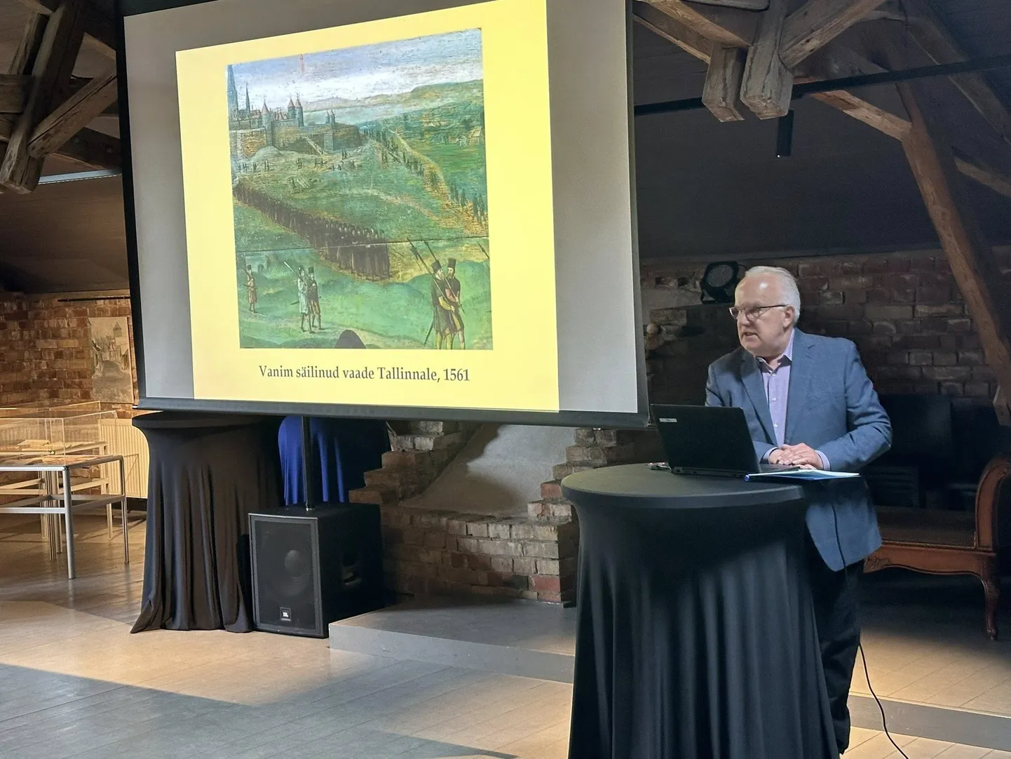 Jüri Kivimäe rääkis loengus „Liivimaa provintsi kroonika“ tõlkimisest ja selle ajaloolisest tähendusest.