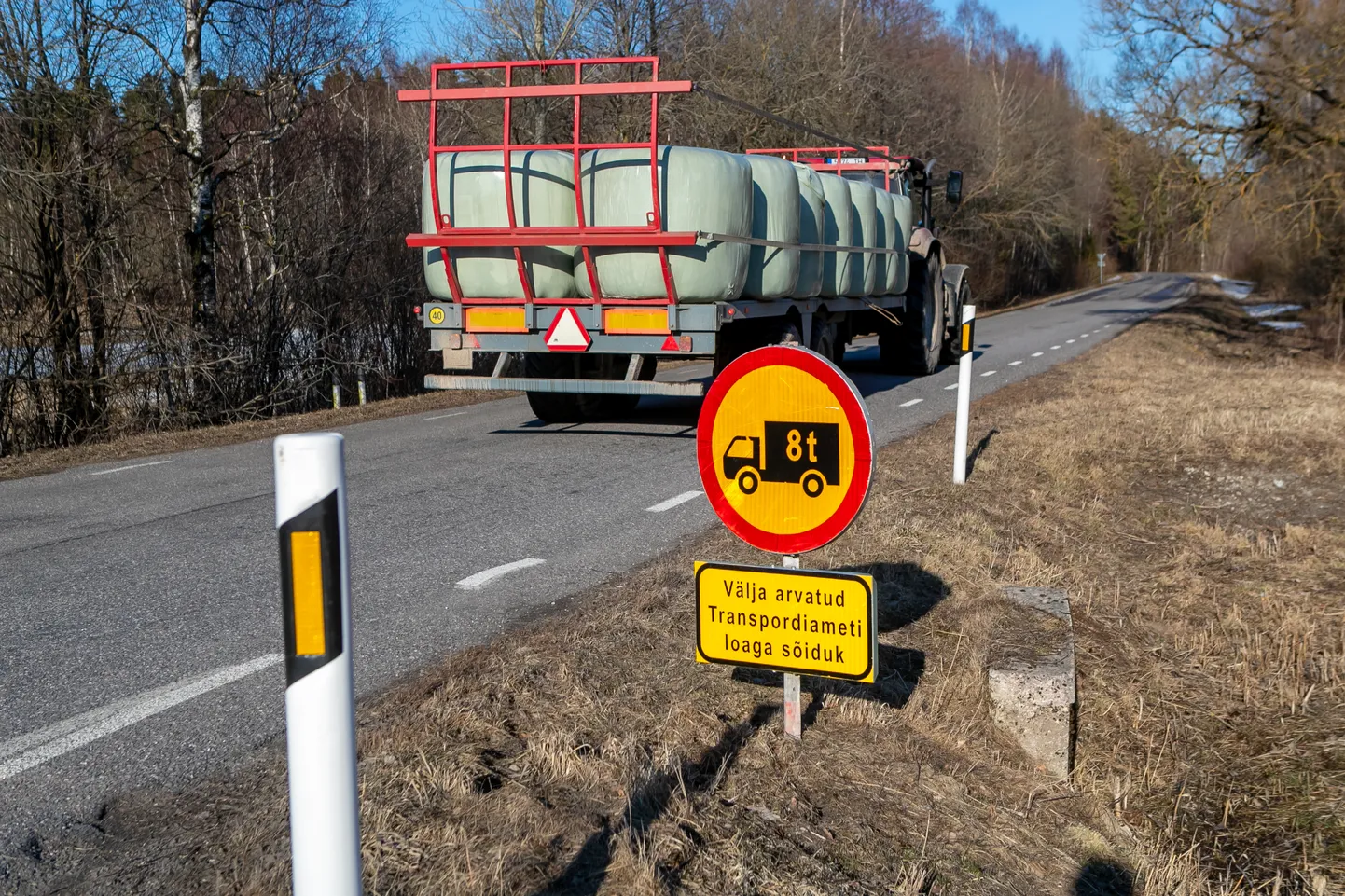 Suuremalt jaolt on piirangu all Muhu teed. Hellamaa tee ristis jäi eile pildile heinapalle vedanud traktor.