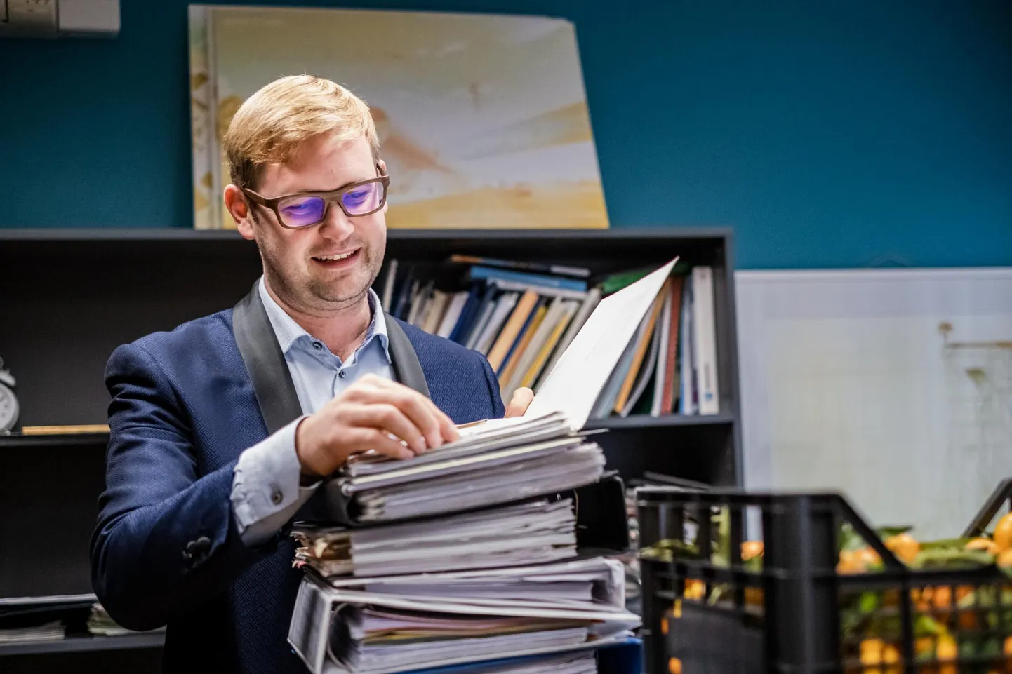 Pärnu senine abilinnapea Rainer Aavik pakkis riiulitelt kokku kaustad, mis rändasid temaga kaasa juba eelmisest töökohast.