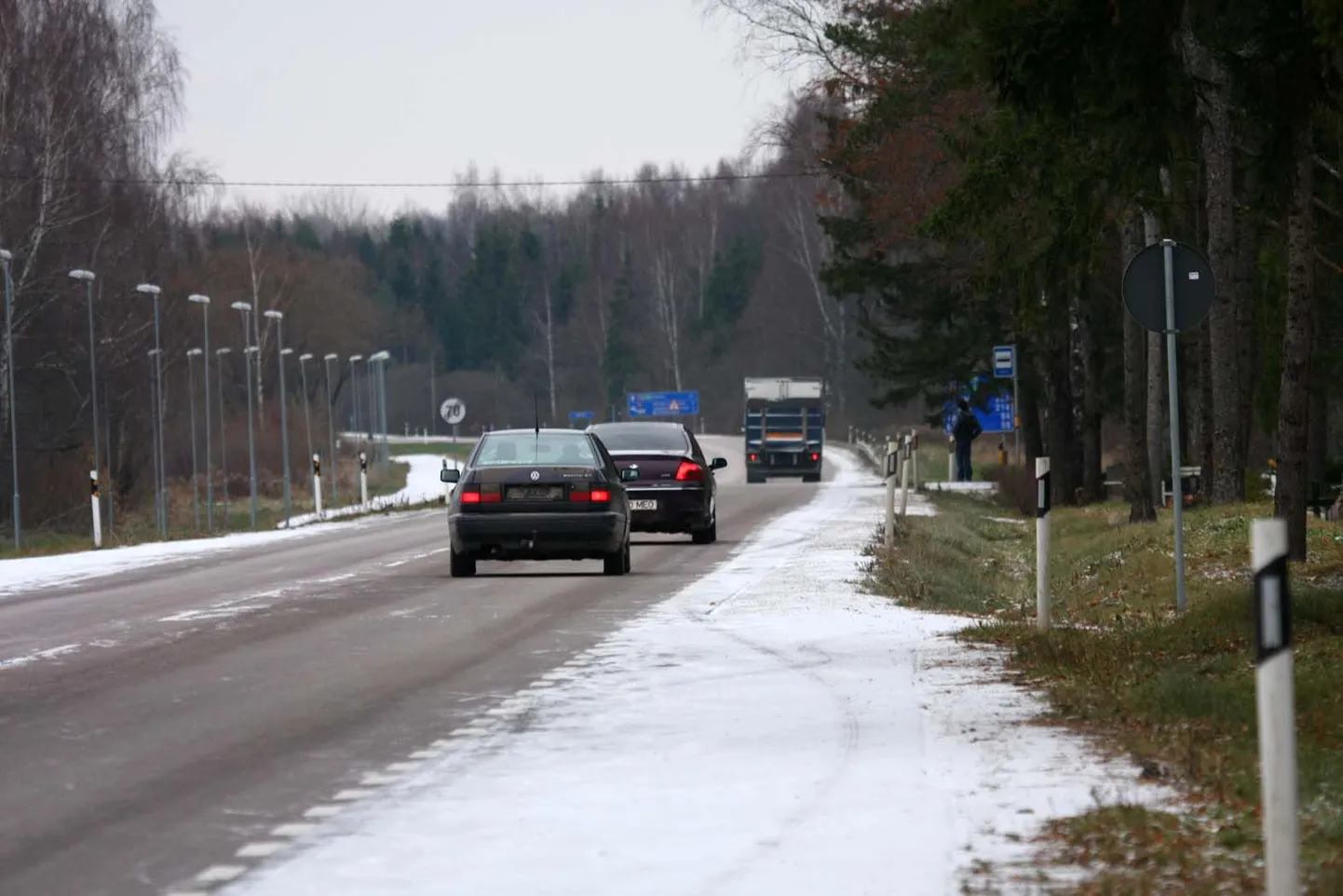 Külmad ilmad ja lumesadu muudavad teed libedaks.
