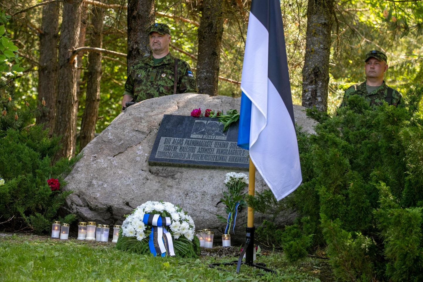 Pärnus mälestatakse juuniküüditamise ohvreid Leinapargis. Pilt 2020. aasta mälestusürituselt.